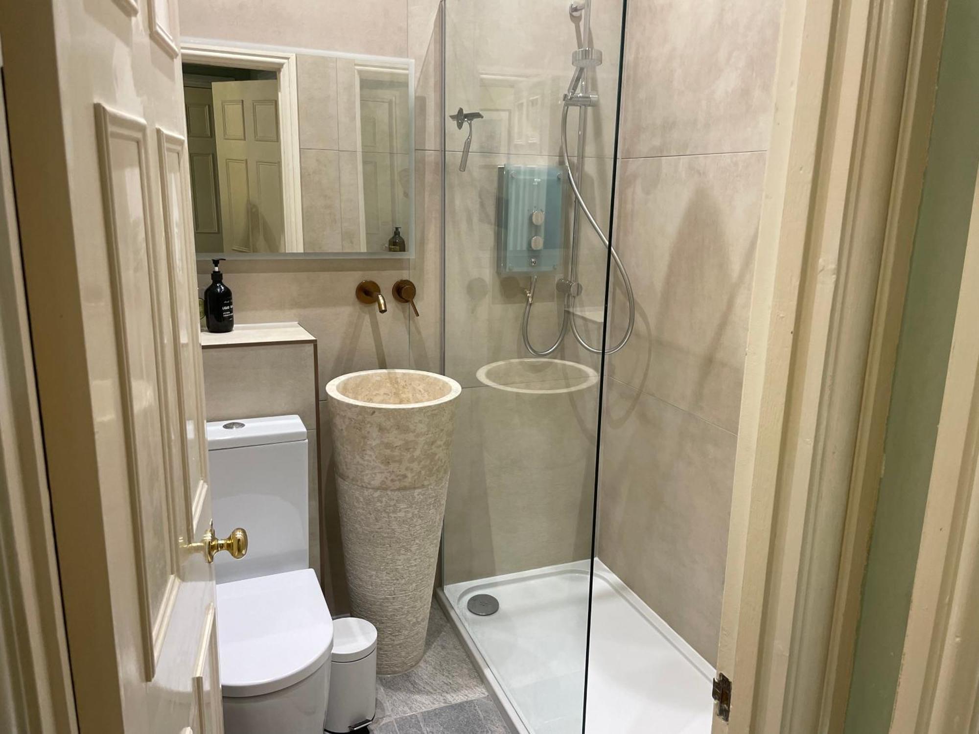 The Pickwick House 2 Bedroom Free Parking บาธ ภายนอก รูปภาพ