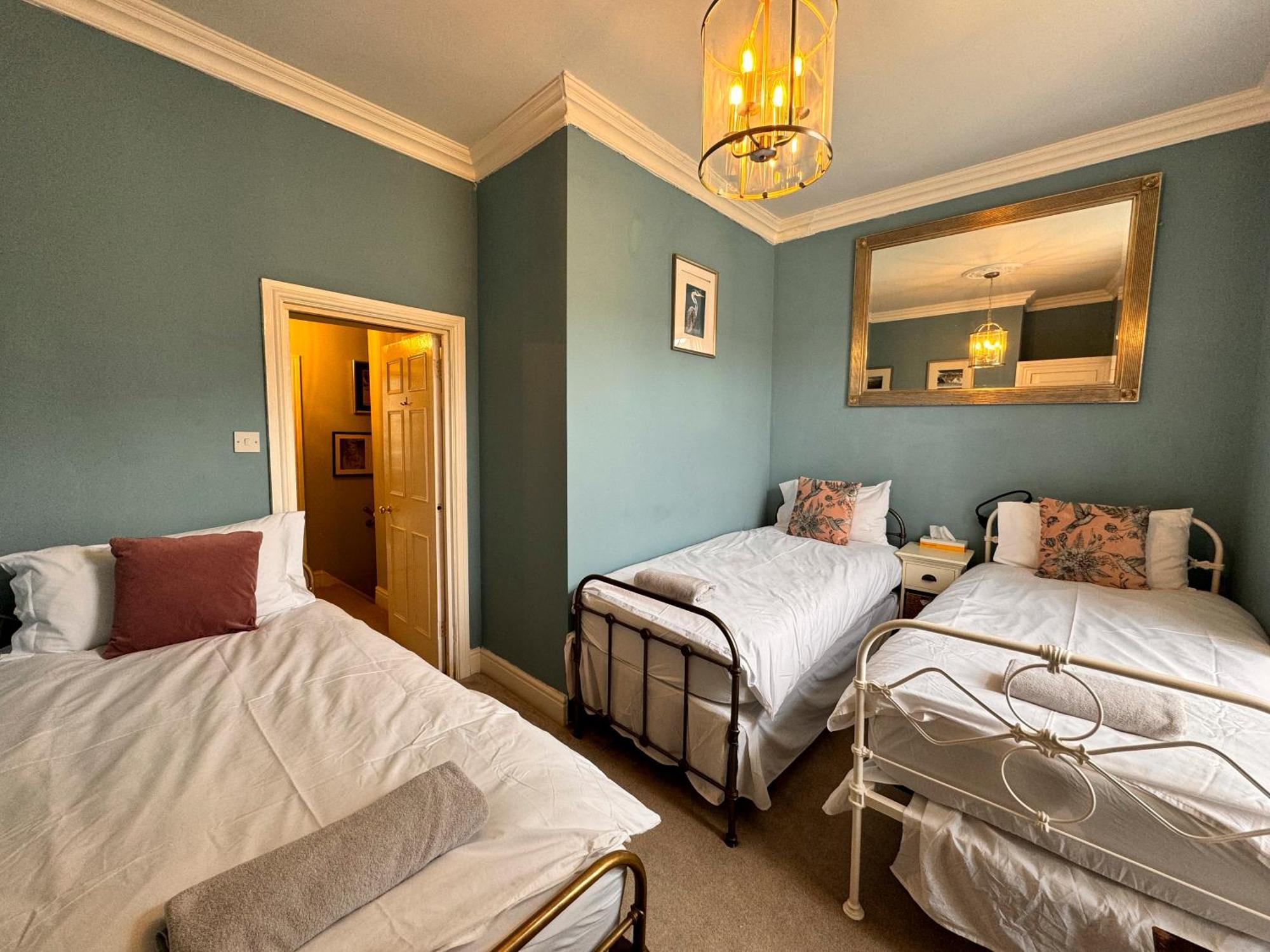 The Pickwick House 2 Bedroom Free Parking บาธ ภายนอก รูปภาพ
